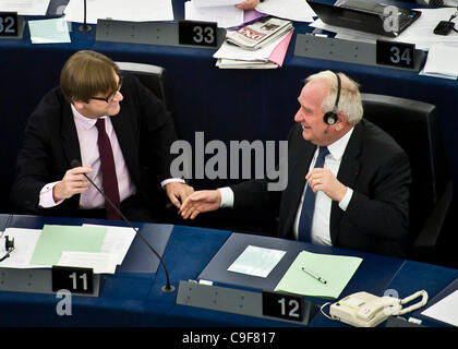 13. Dezember 2011 - Straßburg, Elsass, Frankreich - Belgien, Mitglied des Europäischen Parlaments (MEP) Präsidenten des Arbeitskreises Liberl Guy Maurice Marie Louise Verhofstadt (L) und Joseph Daul MdEP, Vorsitzender der EVP-Fraktion in der Debatte über die Ergebnisse des EU-Gipfels im Europäischen Parlament Hauptsitz Stockfoto