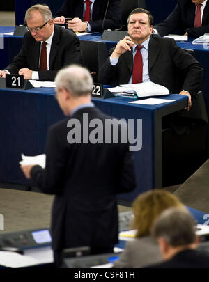 13. Dezember 2011 - Straßburg, Elsass, Frankreich - Kommissar für Wirtschaft und Währung Olli Rehn (L) und Verwaltungsratspräsident der European Commission Jose Manuel Barroso (R) als Präsident des Europäischen Rates Herman Van Rompuy hören hält eine Rede während der Aussprache über die Ergebnisse der Stockfoto