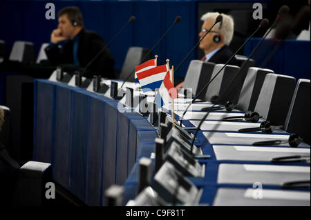 13. Dezember 2011 Hauptsitz - Straßburg, Elsass, Frankreich - holländische Flaggen während der Debatte über die Ergebnisse des EU-Gipfels im Europäischen Parlament in Straßburg am 2011-12-13 von Wiktor Dabkowski (Credit-Bild: © Wiktor Dabkowski/ZUMAPRESS.com) Stockfoto