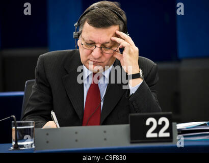 13. Dezember 2011 Hauptsitz - Straßburg, Elsass, Frankreich - Präsident der Europäischen Kommission José Manuel Barroso während der Debatte über die Ergebnisse des EU-Gipfels im Europäischen Parlament in Straßburg am 2011-12-13 von Wiktor Dabkowski (Credit-Bild: © Wiktor Dabkowski/ZUMAPRESS.com) Stockfoto