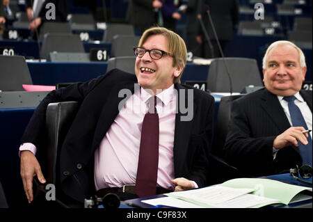 13. Dezember 2011 - Straßburg, Elsass, Frankreich - Belgien, Mitglied des Europäischen Parlaments (MEP) Präsidenten des Arbeitskreises Liberl Guy Maurice Marie Louise Verhofstadt (L) und Joseph Daul MdEP, Vorsitzender der EVP-Fraktion in der Debatte über die Ergebnisse des EU-Gipfels im Europäischen Parlament Hauptsitz Stockfoto