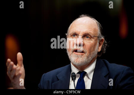 13. Dezember 2011 - Washington, District Of Columbia, USA - ehemaliger Gouverneur JON CORZINE, (D -NJ) und ehemaliger Vorsitzender und CEO von MF Global bezeugt vor einer Senat Landwirtschaft, Ernährung und Forstausschuss Anhörung über die Umstände im Zusammenhang mit der Insolvenz von MF Global Holdings Ltd. (Credit-Bild: Stockfoto