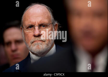 13. Dezember 2011 - Washington, District Of Columbia, USA - ehemaliger Gouverneur JON CORZINE, (D -NJ) und ehemaliger Vorsitzender und CEO von MF Global schaut zu, wie Menschen, die durch den Ausfall von MF Global betroffen vor einer Senat Landwirtschaft, Ernährung und Forstausschuss Anhörung über die Umstände zu bezeugen die Stockfoto