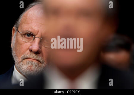 13. Dezember 2011 - Washington, District Of Columbia, USA - ehemaliger Gouverneur JON CORZINE, (D -NJ) und ehemaliger Vorsitzender und CEO von MF Global schaut zu, wie Menschen, die durch den Ausfall von MF Global betroffen vor einer Senat Landwirtschaft, Ernährung und Forstausschuss Anhörung über die Umstände zu bezeugen die Stockfoto