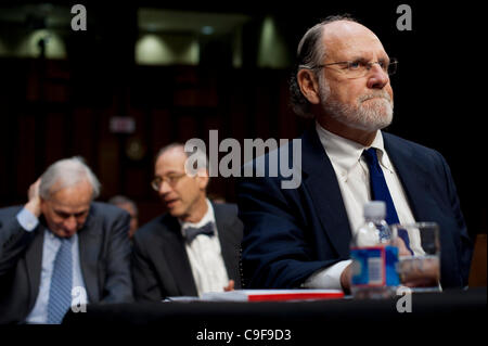 13. Dezember 2011 - Washington, District Of Columbia, USA - ehemaliger Gouverneur JON CORZINE, (D -NJ) und ehemaliger Vorsitzender und CEO von MF Global bezeugt vor einer Senat Landwirtschaft, Ernährung und Forstausschuss Anhörung über die Umstände im Zusammenhang mit der Insolvenz von MF Global Holdings Ltd. (Credit-Bild: Stockfoto