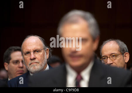 13. Dezember 2011 - Washington, District Of Columbia, USA - ehemaliger Gouverneur JON CORZINE, (D -NJ) und ehemaliger Vorsitzender und CEO von MF Global schaut zu, wie Menschen, die durch den Ausfall von MF Global betroffen vor einer Senat Landwirtschaft, Ernährung und Forstausschuss Anhörung über die Umstände zu bezeugen die Stockfoto