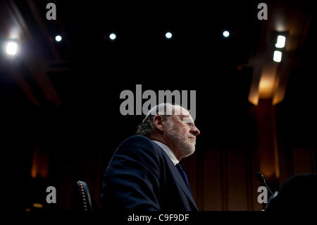 13. Dezember 2011 - Washington, District Of Columbia, USA - ehemaliger Gouverneur JON CORZINE, (D -NJ) und ehemaliger Vorsitzender und CEO von MF Global bezeugt vor einer Senat Landwirtschaft, Ernährung und Forstausschuss Anhörung über die Umstände im Zusammenhang mit der Insolvenz von MF Global Holdings Ltd. (Credit-Bild: Stockfoto