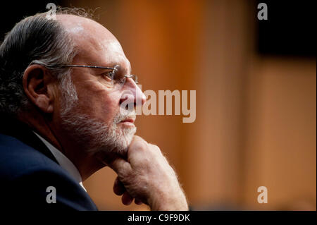 13. Dezember 2011 - Washington, District Of Columbia, USA - ehemaliger Gouverneur JON CORZINE, (D -NJ) und ehemaliger Vorsitzender und CEO von MF Global bezeugt vor einer Senat Landwirtschaft, Ernährung und Forstausschuss Anhörung über die Umstände im Zusammenhang mit der Insolvenz von MF Global Holdings Ltd. (Credit-Bild: Stockfoto