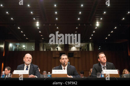 Der ehemalige Gouverneur John Corzine bezeugt bei einer Senat Landwirtschaft, Ernährung und Forstausschuss Anhörung über die Umstände im Zusammenhang mit der Insolvenz von MF Global Holdings Ltd. auf dem Capitol Hill. Stockfoto