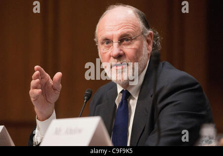 Der ehemalige Gouverneur John Corzine bezeugt bei einer Senat Landwirtschaft, Ernährung und Forstausschuss Anhörung über die Umstände im Zusammenhang mit der Insolvenz von MF Global Holdings Ltd. auf dem Capitol Hill. Stockfoto