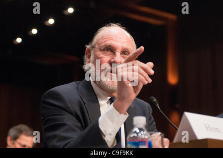 Der ehemalige Gouverneur John Corzine bezeugt bei einer Senat Landwirtschaft, Ernährung und Forstausschuss Anhörung über die Umstände im Zusammenhang mit der Insolvenz von MF Global Holdings Ltd. auf dem Capitol Hill. Stockfoto