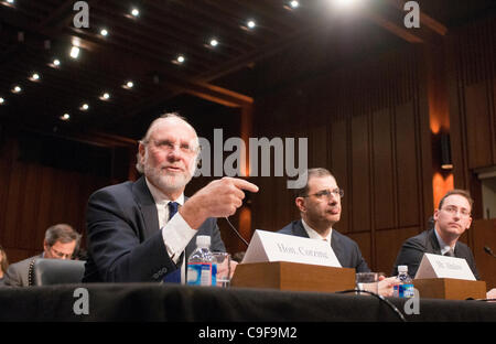 Der ehemalige Gouverneur John Corzine bezeugt bei einer Senat Landwirtschaft, Ernährung und Forstausschuss Anhörung über die Umstände im Zusammenhang mit der Insolvenz von MF Global Holdings Ltd. auf dem Capitol Hill. Stockfoto