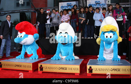 PAPA Schlumpf & UNGESCHICKT & SCHLUMPFINE mit Hand- und FUßABDRÜCKE HOLLYWOOD LOS ANGELES Kalifornien USA 13 Dezember geehrt SCHLÜMPFE Stockfoto