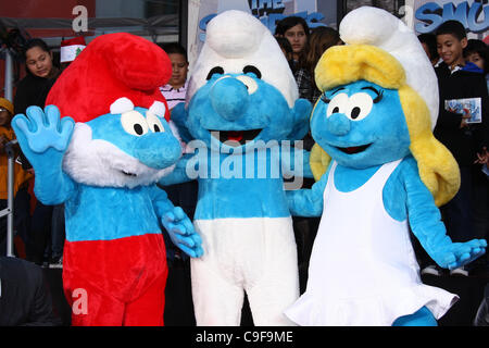 PAPA Schlumpf & UNGESCHICKT & SCHLUMPFINE mit Hand- und FUßABDRÜCKE HOLLYWOOD LOS ANGELES Kalifornien USA 13 Dezember geehrt SCHLÜMPFE Stockfoto