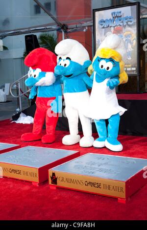 Papa Schlumpf, Clumsy, Schlumpfine bei der Induktion Zeremonie für die Schlümpfe Handabdruck Zeremonie am Grauman, Graumans Chinese Theatre, Los Angeles, CA 13. Dezember 2011. Foto von: Emiley Schweich/Everett Collection Stockfoto