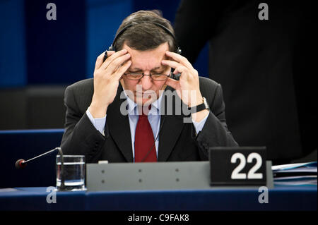 13. Dezember 2011 - Straßburg, Elsass, Frankreich - Präsident der Europäischen Kommission José MANUEL Barroso während der Debatte über die Ergebnisse des EU-Gipfels am Sitz Europäischen Parlaments. Barroso kritisiert Großbritanniens über die Vertrags-Veto. (Kredit-Bild: © Wiktor Dabkowski/ZUMAPRESS.com) Stockfoto