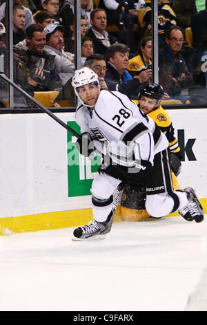 13. Dezember 2011 - Boston, Massachusetts, USA - Los Angeles Kings center Jarret Stoll (28) Slams Boston Bruins Verteidiger Dennis Seidenberg (44) in die Bretter während der zweiten Phase des Spiels im TD Garden in Boston, Massachusetts.  Bruins schlagen die Könige 3: 0 (Credit-Bild: © Mark Box/Southc Stockfoto