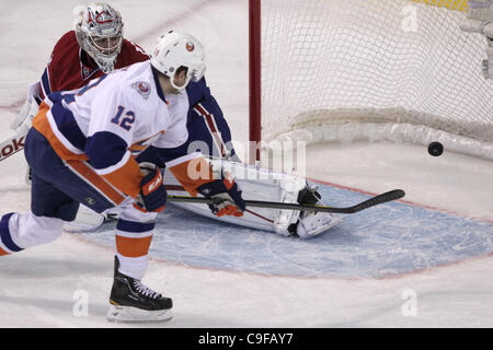 13. Dezember 2011 - Montreal, Quebec, Kanada - New York Islanders forward Josh Bailey (12) macht einen Zug auf die Montréal Canadiens Goalie Carey Price (31) und erzielt ein Tor in der dritten Periode Aktion bei den Montréal Canadiens Spiel gegen die New York Islanders im Centre Bell. Montreal gewann 5: 3. (Kredit Imag Stockfoto