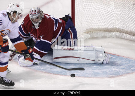 13. Dezember 2011 - Montreal, Quebec, Kanada - New York Islanders forward Josh Bailey (12) macht einen Zug auf die Montréal Canadiens Goalie Carey Price (31) und erzielt ein Tor in der dritten Periode Aktion bei den Montréal Canadiens Spiel gegen die New York Islanders im Centre Bell. Montreal gewann 5: 3. (Kredit Imag Stockfoto