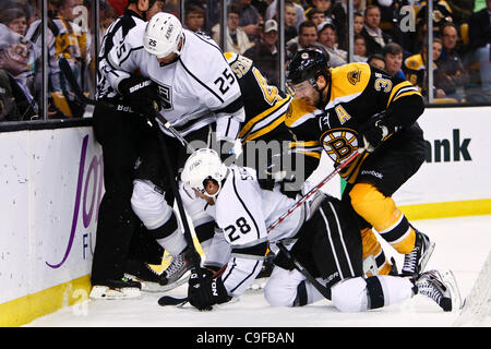 13. Dezember 2011 - Boston, Massachusetts, USA - Boston Bruins Patrice Bergeron (37) kämpft um den Puck aus Los Angeles Kings Center Jarret Stoll (28) in Besitz nehmen und einen linken Flügel Dustin Penner (25) während der dritten Periode des Spiels im TD Garden in Boston, Massachusetts.  Bruins sein Stockfoto