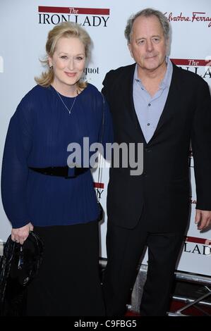 Meryl Streep, Don Gummer im Ankunftsbereich für die eiserne LADY Premiere, The Ziegfeld Theatre, New York, NY 13. Dezember 2011. Foto von: Gregorio T. Binuya/Everett Collection Stockfoto