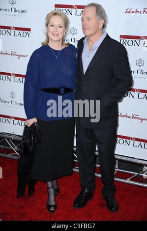 Meryl Streep, Don Gummer im Ankunftsbereich für die eiserne LADY Premiere, The Ziegfeld Theatre, New York, NY 13. Dezember 2011. Foto von: Gregorio T. Binuya/Everett Collection Stockfoto