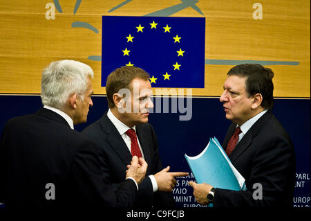 14. Dezember 2011 - Brüssel, BXL, Belgien - der polnische Premierminister Donald Tusk, Präsident des Europäischen Parlaments Jerzy Buzek (L) und President of European Commission Jose Manuel Barroso (R) eine Pressekonferenz abhalten nach der Debatte über die Ergebnisse der polnischen Ratspräsidentschaft der EU auf den europäischen Parl Stockfoto