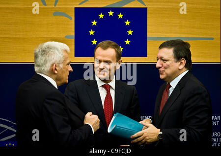 14. Dezember 2011 - Brüssel, BXL, Belgien - der polnische Premierminister Donald Tusk, Präsident des Europäischen Parlaments Jerzy Buzek (L) und President of European Commission Jose Manuel Barroso (R) eine Pressekonferenz abhalten nach der Debatte über die Ergebnisse der polnischen Ratspräsidentschaft der EU auf den europäischen Parl Stockfoto