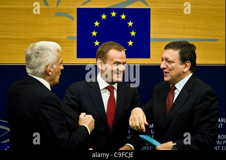 14. Dezember 2011 - Brüssel, BXL, Belgien - der polnische Premierminister Donald Tusk, Präsident des Europäischen Parlaments Jerzy Buzek (L) und President of European Commission Jose Manuel Barroso (R) eine Pressekonferenz abhalten nach der Debatte über die Ergebnisse der polnischen Ratspräsidentschaft der EU auf den europäischen Parl Stockfoto