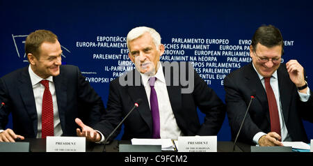 14. Dezember 2011 - Brüssel, BXL, Belgien - der polnische Premierminister Donald Tusk, Präsident des Europäischen Parlaments Jerzy Buzek (L) und President of European Commission Jose Manuel Barroso (R) eine Pressekonferenz abhalten nach der Debatte über die Ergebnisse der polnischen Ratspräsidentschaft der EU auf den europäischen Parl Stockfoto