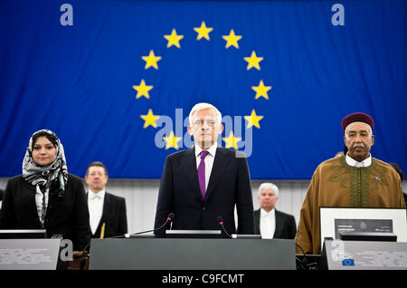 14. Dezember 2011 - Straßburg, Elsass, Frankreich - Asmaa Mahfouz aus Ägypten Arabische Frühling Aktivist in ihren jeweiligen Ländern, und Ahmed al-Zubair Ahmed al-Sanusi aus Libyen (R) und European Parliament President Jerzy Buzek (C) in der Europäischen Union Sacharow-Preis für geistige Freiheit Ceremon Stockfoto