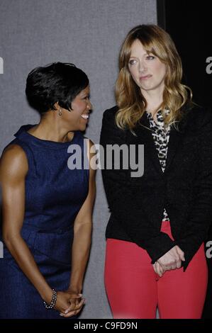 Regina King, Judy Greer auf der Pressekonferenz für 18. Annual Screen Actors Guild (SAG) Awards Nominierungen Ankündigung, Pacific Design Center, Los Angeles, CA 14. Dezember 2011. Foto von: Michael Germana/Everett Collection Stockfoto