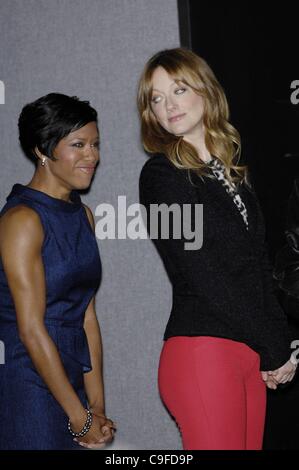 Regina King, Judy Greer auf der Pressekonferenz für 18. Annual Screen Actors Guild (SAG) Awards Nominierungen Ankündigung, Pacific Design Center, Los Angeles, CA 14. Dezember 2011. Foto von: Michael Germana/Everett Collection Stockfoto