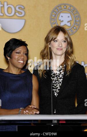 Regina King, Judy Greer auf der Pressekonferenz für 18. Annual Screen Actors Guild (SAG) Awards Nominierungen Ankündigung, Pacific Design Center, Los Angeles, CA 14. Dezember 2011. Foto von: Michael Germana/Everett Collection Stockfoto