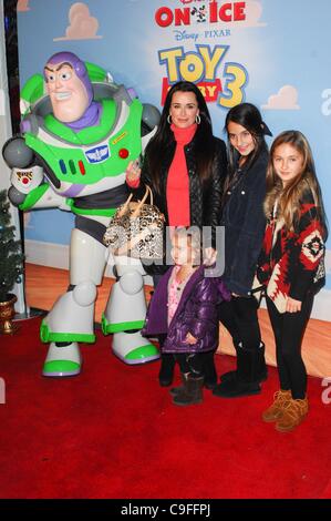 Kyle Richards im Ankunftsbereich für Disney auf Eis präsentiert Disney Pixars Toy Story 3 Premiere, LA Kings Holiday Ice bei L.A. LIVE am Nokia Plaza, Los Angeles, CA 14. Dezember 2011. Foto von: Elizabeth Goodenough/Everett Collection Stockfoto