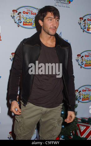 14. Dezember 2011 - Hollywood, Kalifornien, USA - Kevin Lysacek .attends der '' Disney On Ice '' Premiere am Nokia Plaza in Los Angeles, Ca am Dezember 14,2011... 2011 (Kredit-Bild: © Phil Roach/Globe Photos/ZUMAPRESS.com) Stockfoto