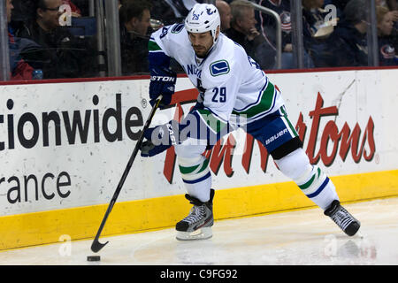 13. Dezember 2011 - steuert Columbus, Ohio, USA - Vancouver Verteidiger Aaron Rome (29) den Puck während der dritten Periode gegen Vancouver.  Die Columbus Blue Jackets besiegte den Vancouver Canucks 2-1 in einer Schießerei in der Nationwide Arena in Columbus, Ohio. (Kredit-Bild: © Frank Jansky/Southcreek/ZUMAPRES Stockfoto