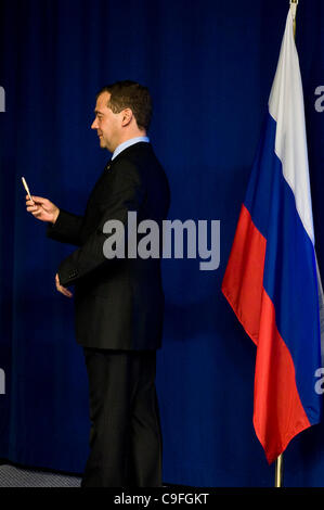 15. Dezember 2011 - Brüssel, BXL, Belgien - der russische Präsident Dmitry Medvedev hält eine Pressekonferenz nach einem EU-Russland-Gipfel im Rat Europäischen Union in Brüssel am 15 / 12 / 2011 von Wiktor Dabkowski (Credit-Bild: © Wiktor Dabkowski/ZUMAPRESS.com) Stockfoto