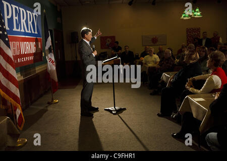 14. Dezember 2011 spricht republikanische Präsidentschaftskandidat - Denison, Iowa, USA - Texas-Gouverneur Rick Perry an Cronk Cafe am ersten Tag seiner zweiwöchigen Bus Tour im Vorfeld der Iowa Caucus auf Mittwoch, 14. Dezember 2011 in Denison, Iowa. (Kredit-Bild: © Patrick Fallon/ZUMAPRESS.com) Stockfoto