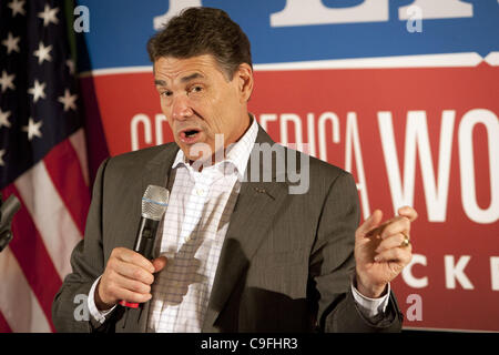 14. Dezember 2011 spricht republikanische Präsidentschaftskandidat - Denison, Iowa, USA - Texas-Gouverneur Rick Perry an Cronk Cafe am ersten Tag seiner zweiwöchigen Bus Tour im Vorfeld der Iowa Caucus auf Mittwoch, 14. Dezember 2011 in Denison, Iowa. (Kredit-Bild: © Patrick Fallon/ZUMAPRESS.com) Stockfoto