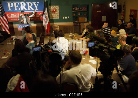 14. Dezember 2011 spricht republikanische Präsidentschaftskandidat - Denison, Iowa, USA - Texas-Gouverneur Rick Perry an Cronk Cafe am ersten Tag seiner zweiwöchigen Bus Tour im Vorfeld der Iowa Caucus auf Mittwoch, 14. Dezember 2011 in Denison, Iowa. (Kredit-Bild: © Patrick Fallon/ZUMAPRESS.com) Stockfoto