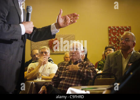 14. Dezember 2011 - Denison, Iowa, USA - Zuschauer sehen republikanische Präsidentschaftskandidat Texas-Gouverneur Rick Perry sprechen bei Cronk Cafe am ersten Tag seiner zweiwöchigen Bus Tour im Vorfeld der Iowa Caucus auf Mittwoch, 14. Dezember 2011 in Denison, Iowa. (Kredit-Bild: © Patrick Fallon/ZUMAP Stockfoto