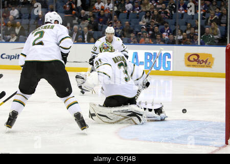 15. Dezember 2011 - lenkt Uniondale, New York, USA - Dallas Stars Torhüter Richard Bachman (31) ein Tor gegen die New York Islanders in der ersten Periode an Nassau Veterans Memorial Coliseum, Uniondale, NY. (Bild Kredit: Debby Wong/Southcreek/ZUMAPRESS.com ©) Stockfoto