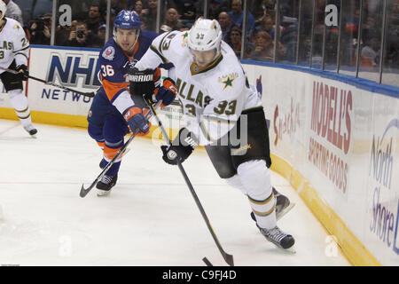 15. Dezember 2011 - übernimmt Uniondale, New York, USA - Dallas Stars Verteidiger Alex Goligoski (33) den Puck wie New York Islanders right wing Tim Wallace (36) jagt in der ersten Periode an Nassau Veterans Memorial Coliseum, Uniondale, NY. (Bild Kredit: Debby Wong/Southcreek/ZUMAPRESS.com ©) Stockfoto