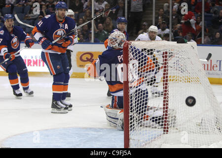 15. Dezember 2011 - lenkt Uniondale, New York, USA - New York Islanders Torwart Kevin Poulin (60) den Puck gegen die Dallas Stars in der zweiten Periode an Nassau Veterans Memorial Coliseum, Uniondale, NY. (Bild Kredit: Debby Wong/Southcreek/ZUMAPRESS.com ©) Stockfoto