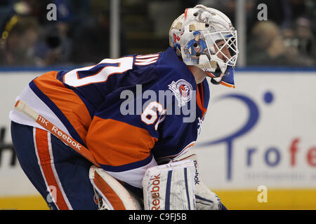 15. Dezember 2011 - hütet Uniondale, New York, USA - New York Islanders Torwart Kevin Poulin (60) das Tor gegen die Dallas Stars in der zweiten Periode an Nassau Veterans Memorial Coliseum, Uniondale, NY. (Bild Kredit: Debby Wong/Southcreek/ZUMAPRESS.com ©) Stockfoto