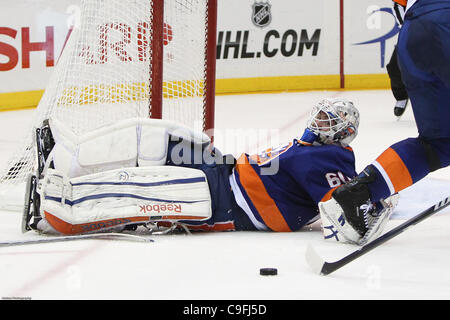 15. Dezember 2011 - lenkt Uniondale, New York, USA - New York Islanders Torwart Kevin Poulin (60) den Puck gegen die Dallas Stars in der zweiten Periode an Nassau Veterans Memorial Coliseum, Uniondale, NY. (Bild Kredit: Debby Wong/Southcreek/ZUMAPRESS.com ©) Stockfoto