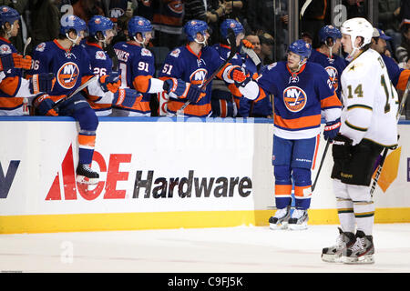 15. Dezember 2011 - feiert Uniondale, New York, USA - New York Islanders rechten Flügel Kyle Okposo (21) mit Teamkollegen nach ein Tor gegen die Dallas Stars in der zweiten Periode an Nassau Veterans Memorial Coliseum, Uniondale, NY. (Bild Kredit: Debby Wong/Southcreek/ZUMAPRESS.com ©) Stockfoto