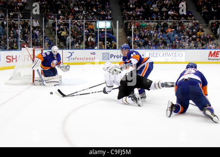 15. Dezember 2011 - Uniondale, New York, USA - Dallas Stars Zentrum braucht Vernon Fiddler (38) ein Schuss auf New York Islanders Torwart Kevin Poulin (60) in der zweiten Periode an Nassau Veterans Memorial Coliseum, Uniondale, NY. (Bild Kredit: Debby Wong/Southcreek/ZUMAPRESS.com ©) Stockfoto