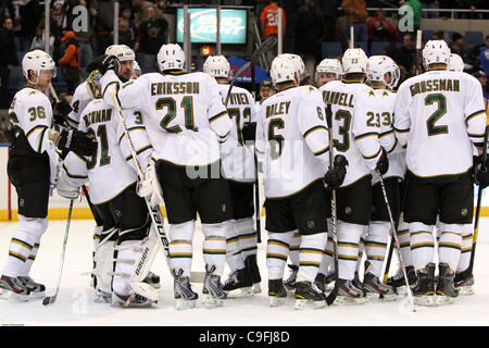 15. Dezember 2011 - Uniondale, New York, USA - Mitglieder von den Dallas Stars feiern nach dem Spiel gegen die New York Islanders an Nassau Veterans Memorial Coliseum, Uniondale, NY. Dallas Stars zu den New York Islanders, 3: 2 besiegen. (Bild Kredit: Debby Wong/Southcreek/ZUMAPRESS.com ©) Stockfoto